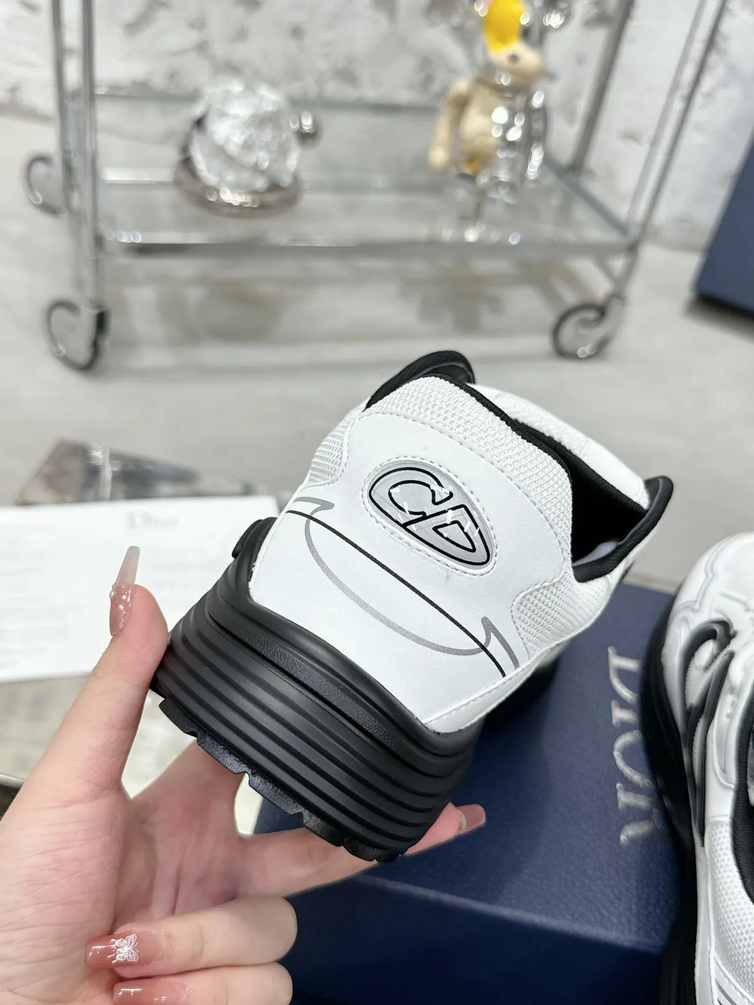 Men's men's shoes 💰600❤️❤️❤️High version Dior Dior's latest color matching B30 series reflective dad sneakers original 17380💰 purchased for development and production Brand new B30 sneakers Dad Shoes style shoes that follow the trend of the retro market The Dior logo on the tongue also indicates that this pair of shoes is the B30 model! B30 uses fine-textured leather and mesh cloth materials to form a shoe body. There are conspicuous letters CD on both sides of the shoe body to indicate identity. Many lines on the shoe body outline details to make the shoes look less monotonous and full of retro flavor. The delivery counter is exquisitely packaged🛍📦 ▪️Fabric: Original customized technical fabric + mesh ▪️Inner lining: Customized breathable lining ▪️Outsole: Original molded IP foam + TPU outsole ▪️Sole thickness: 3.5CM ▪️Size: Women’s size 35-40 / Men’s size 39-46